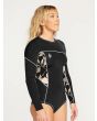 Mujer con traje de neopreno de primavera Volcom Modulator 1mm con manga larga y cremallera trasera negro lateral