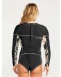 Mujer con traje de neopreno de primavera Volcom Modulator 1mm con manga larga y cremallera trasera negro posterior