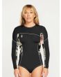 Mujer con traje de neopreno de primavera Volcom Modulator 1mm con manga larga y cremallera trasera negro 