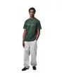 Hombre con Camiseta de manga corta Carhartt WIP Script Verde Sicomoro con logo morado ajuste regular