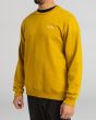 Hombre con Sudadera Billabong Arch Crew Amarilla lateral