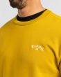 Hombre con Sudadera Billabong Arch Crew Amarilla logo