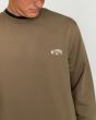 Hombre con sudadera Billabong Arch marrón bordado logo