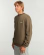 Hombre con sudadera Billabong Arch marrón lateral 