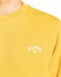 Hombre con Sudadera Polar Billabong Arch Sunny amarilla bordado 