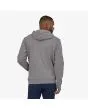 Hombre con sudadera de capucha Patagonia P-6 Logo Uprisal gris posterior