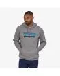Hombre con sudadera de capucha Patagonia P-6 Logo Uprisal gris