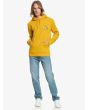 Hombre con sudadera con capucha Quiksilver Mirror Logo amarilla posando