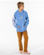 Chico con sudadera con capucha Rip Curl Melting Summer azul posando