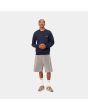 Hombre con sudadera Carhartt WIP Script Embroidery Sweat azul con logo blanco frontal