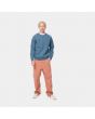 Hombre con sudadera sin capucha Carhartt WIP Chase Sweat azul frontal
