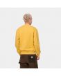 Hombre con sudadera Carhartt WIP Pocket Sweat amarilla espalda