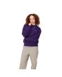 Mujer con sudadera Carhartt WIP W' Casey Sweatshirt morada con logo gris plateado