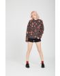 Mujer con sudadera oversize Volcom Connected Minds negra frontal 