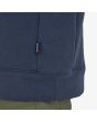 Modelo con sudadera Patagonia P-6 Label Uprisal azul marino etiqueta
