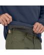Modelo con sudadera Patagonia P-6 Label Uprisal azul marino interior