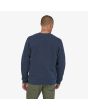 Modelo con sudadera Patagonia P-6 Label Uprisal azul marino posterior