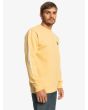 Hombre con sudadera ecológica Quiksilver The Original Amarilla lateral