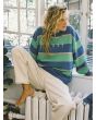 Mujer con Sudadera Roxy Strictly Stripes Oversized azul verde y rosa lifestyle