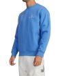 Hombre con sudadera RVCA Joy Azul lateral