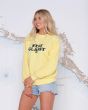 Mujer con sudadera corte boyfriend Salty Crew Stay Glassy amarilla lateral 