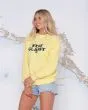 Mujer con sudadera corte boyfriend Salty Crew Stay Glassy amarilla lateral 