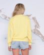 Mujer con sudadera corte boyfriend Salty Crew Stay Glassy amarilla posterior