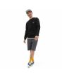 Hombre con sudadera polar Vans Core Basic negra frontal
