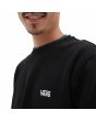 Hombre con sudadera polar Vans Core Basic negra logo