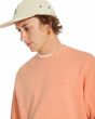Hombre con sudadera Volcom Single Stone color melocotón bordado logo