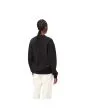 Mujer con sudadera Carhartt WIP Women's Carhartt Sweat negra con logo blanco posterior