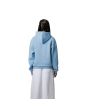 Mujer con Sudadera de capucha Carhartt WIP Women's Hooded Carhartt Sweat color azul pájaro y logo beige flor de sal posterior