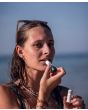 Mujer con Barra de labios con protección solar Greenbush Sun Lip Stick SPF 50+ Bio Cosmos Verano