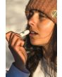 Mujer con Barra de labios con protección solar Greenbush Sun Lip Stick SPF 50+ Bio Cosmos Invierno