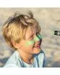 Niño con Protector solar de barra Sun Zapper Zinc Stick SPF 50+ color verde