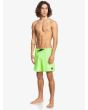 Hombre con Bañador Boardshort Quiksilver Surfsilk Kaimana 16" Green Gecko frontal
