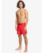 Hombre con bañador Boardshort Quiksilver Surfsilk Kaimana 16" rojo frontal