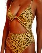 Mujer con bañador entero con aros Billabong La Playa Kaia One Piece con estampado de leopardo cuello