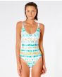 Mujer con Traje de baño Rip Curl Summer Palm de una pieza y buena cobertura Light Aqua 