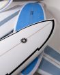 Deck y Bottom de la Tabla de surf Summer Vibes Discus 6'4 blanca y negra con configuración thruster 43,1L