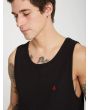 Hombre con camiseta de tirantes Volcom Stone Blanks negra detalle logo