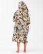 Chica con poncho de surf Billabong Teen Hooded Towel negro floral espalda