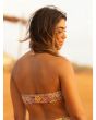 Mujer con Top de Bikini Bandeau Roxy All About Sol Marrón Floral lifestyle posterior