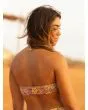 Mujer con Top de Bikini Bandeau Roxy All About Sol Marrón Floral lifestyle posterior