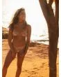 Mujer con Top de Bikini Bandeau Roxy All About Sol Marrón Floral lifestyle conjunto