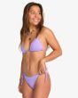 Mujer con Top de Bikini Triangular Billabong Sol Searcher Multi Violeta lateral