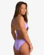 Mujer con Top de Bikini Triangular Billabong Sol Searcher Multi Violeta cierre posterior de lazada