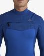 Hombre con traje de surf Billabong Revolution Natural 4/3mm azul cobalto con cremallera en el pecho Chest Zip