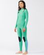 Mujer con traje de neopreno con cremallera frontal Billabong Salty Dayz 4/3mm verde lateral