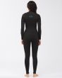 Mujer con traje de neopreno con cremallera frontal Billabong Synergy 4/3mm negro posterior